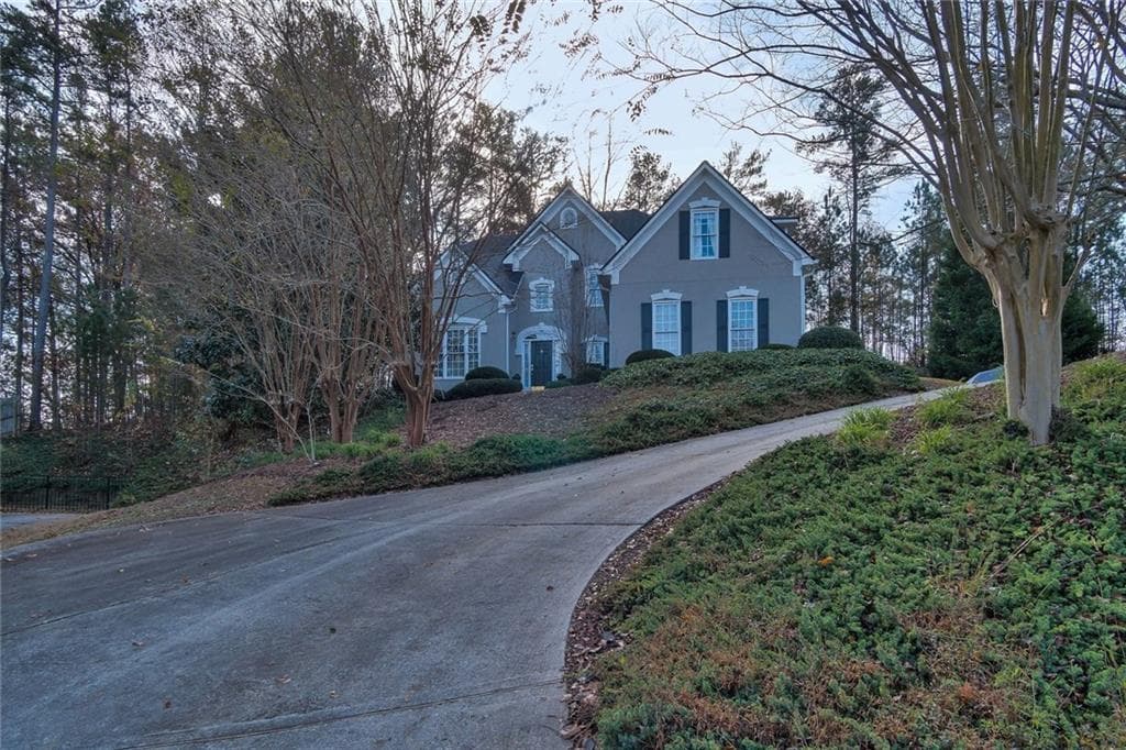 3 bedroom, 2,564 sq ft single family residence sold at 270 Park Creek Drive, Alpharetta, GA 30005