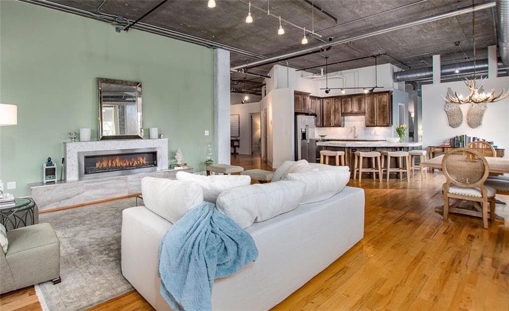 2 bedroom, 1,360 sq ft condominium sold at 3235 Roswell Road 504, Atlanta, GA 30305