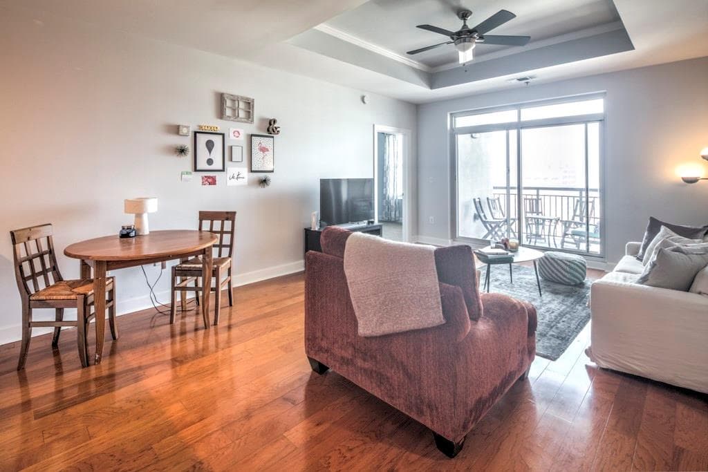 2 bedroom, 1,275 sq ft condominium sold at 325 E Paces Road 1701, Atlanta, GA 30305