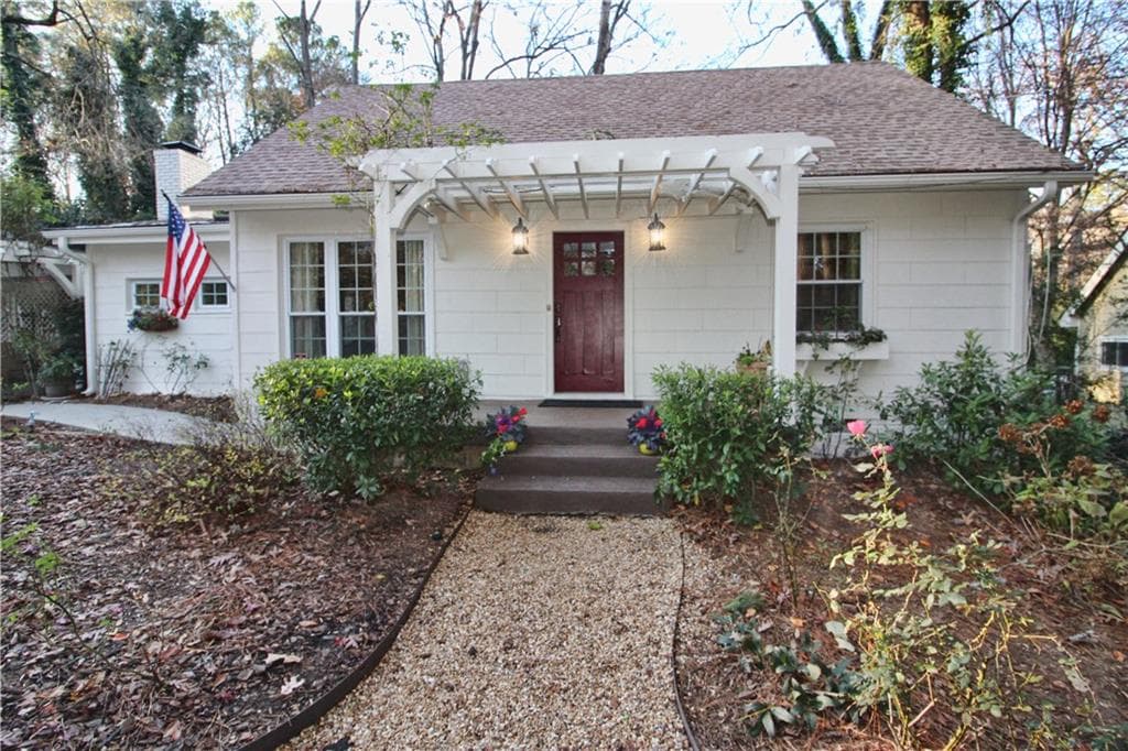 3 bedroom, 1,630 sq ft single family residence sold at 2741 Defoors Ferry Road, Atlanta, GA 30318