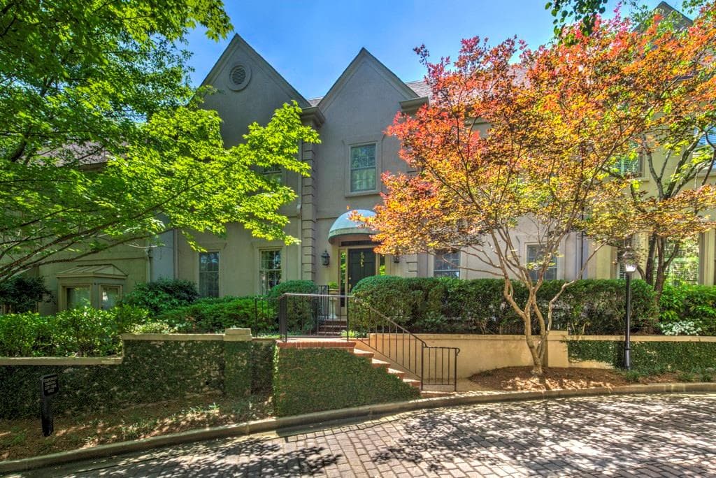 3 bedroom, 3,590 sq ft townhouse sold at 2525 Peachtree Road 20, Atlanta, GA 30305