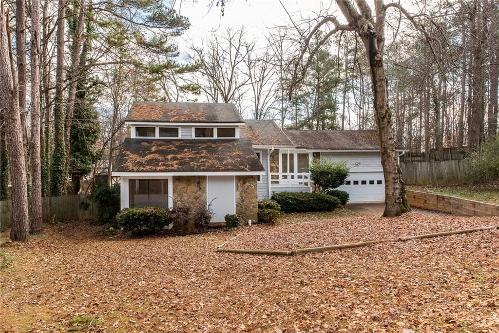3 bedroom, 2,198 sq ft single family residence sold at 6781 E Woodridge Place, Douglasville, GA 30135