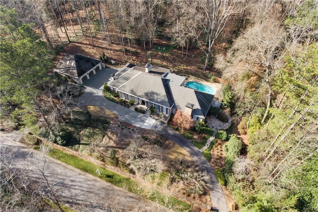 5 bedroom, 6,863 sq ft single family residence sold at 4402 Whitewater Creek Road, Atlanta, GA 30327