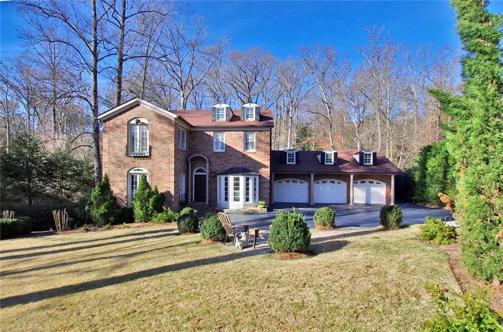 4 bedroom, 4,117 sq ft single family residence sold at 2600 Northside Drive, Atlanta, GA 30305