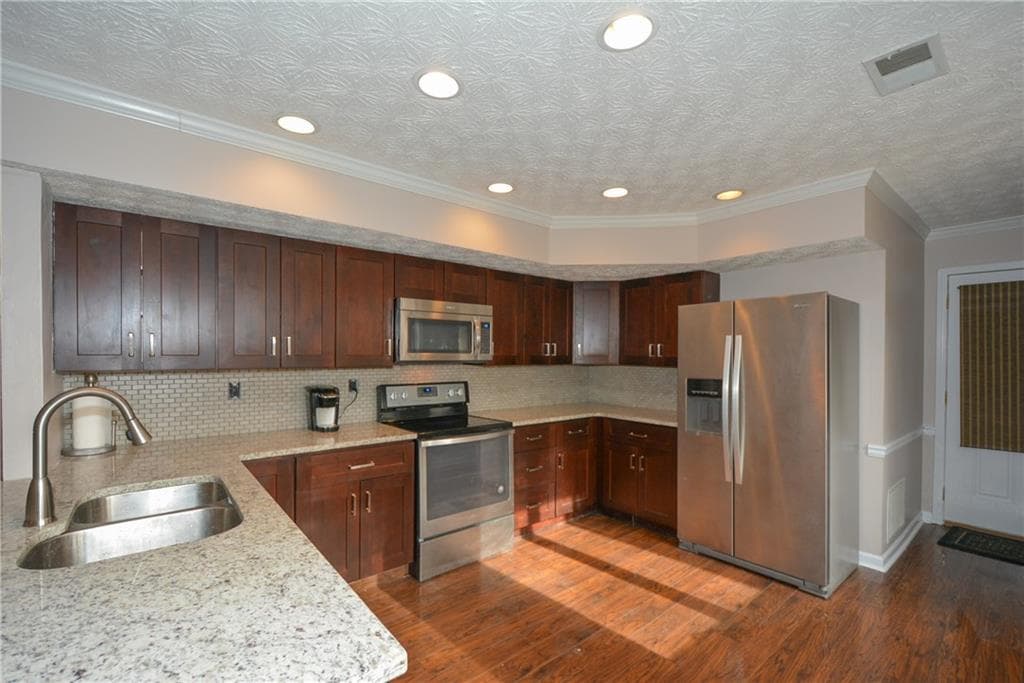 4 bedroom, 3,027 sq ft single family residence sold at 160 Hembree Circle Drive, Roswell, GA 30076
