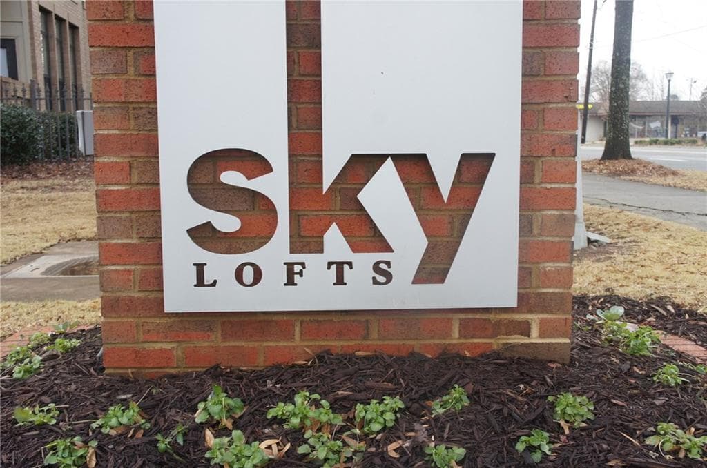 1 bedroom, 696 sq ft condominium sold at 898 Oak Street 1123, Atlanta, GA 30310