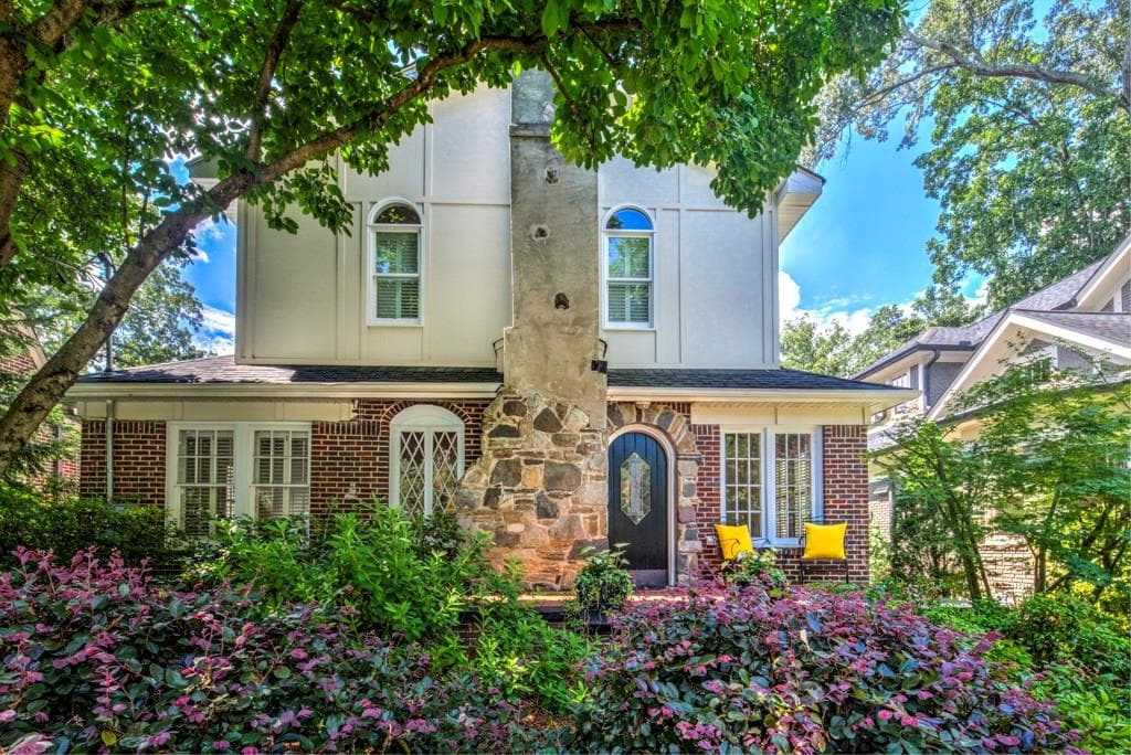 4 bedroom, 3,033 sq ft single family residence sold at 233 E Wesley Road, Atlanta, GA 30305