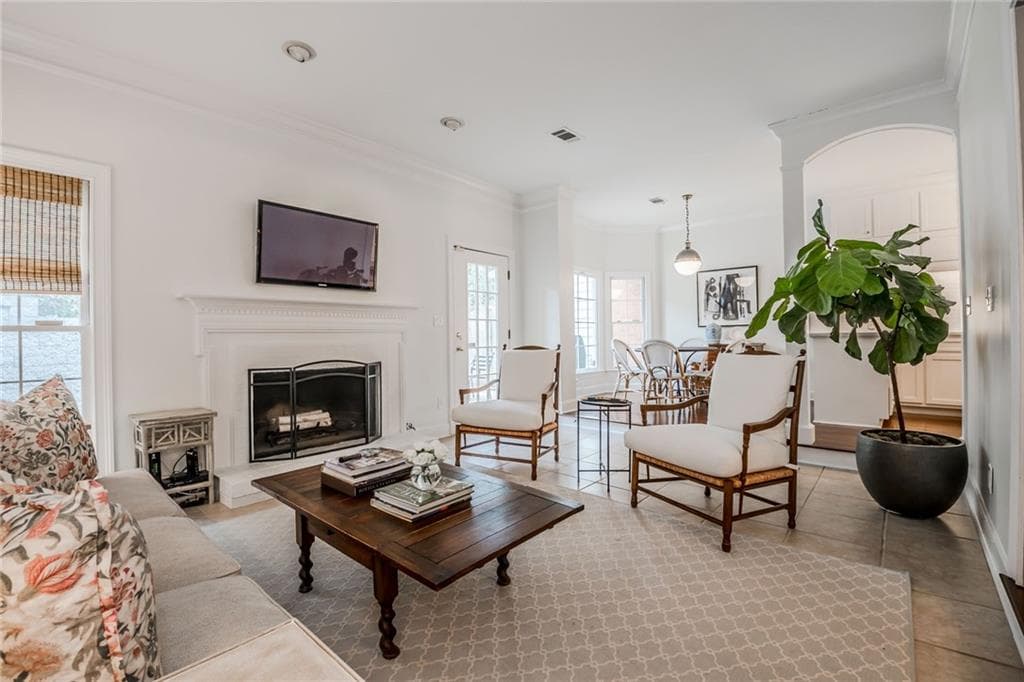 3 bedroom, 2,378 sq ft townhouse sold at 3075 Howell Mill Road 11, Atlanta, GA 30327