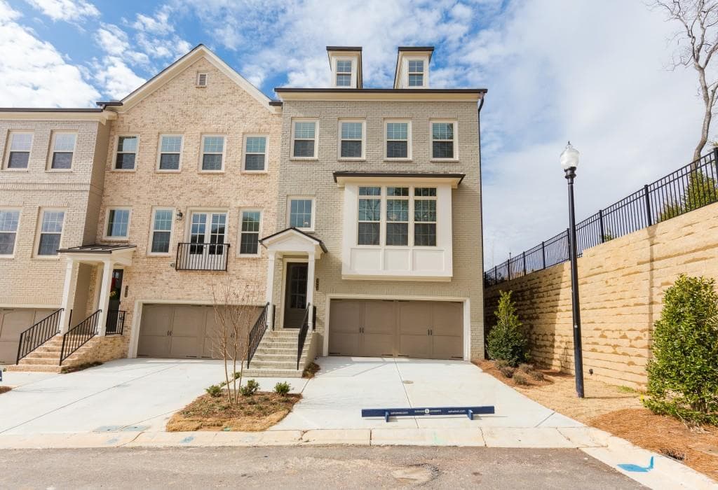 3 bedroom, 2,800 sq ft townhouse sold at 3602 Locklyn Lane, Smyrna, GA 30080