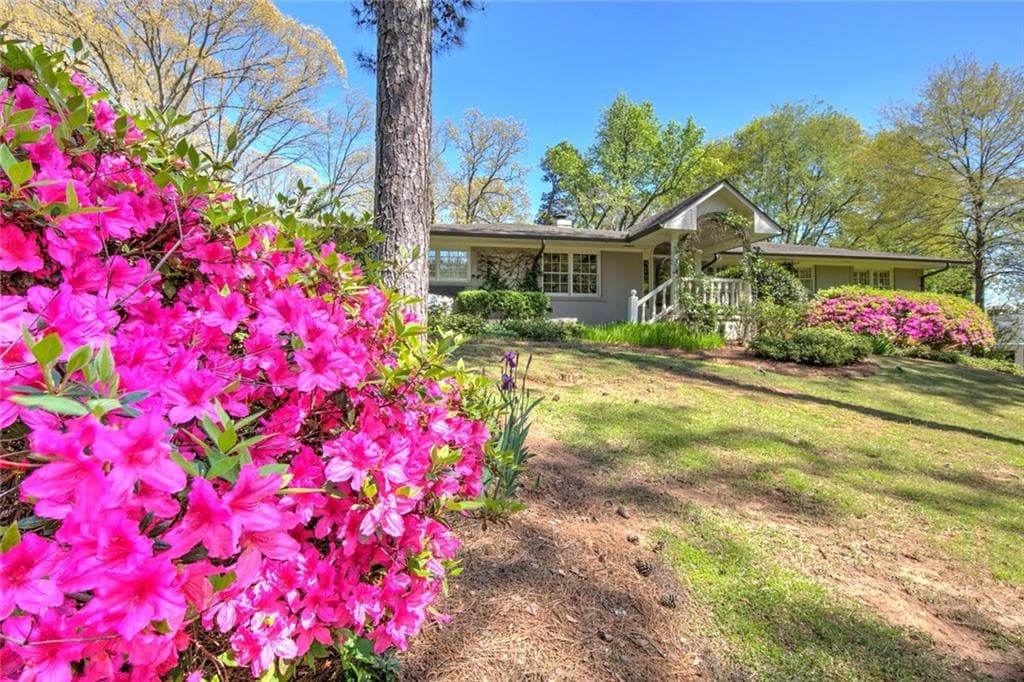 4 bedroom single family residence sold at 2731 Ridgewood Road, Atlanta, GA 30327
