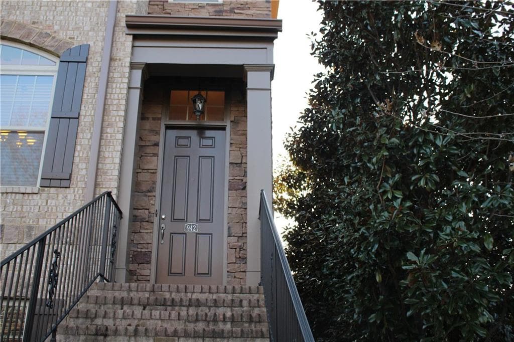 3 bedroom, 2,200 sq ft townhouse sold at 942 Telfair Close, Sandy Springs, GA 30350