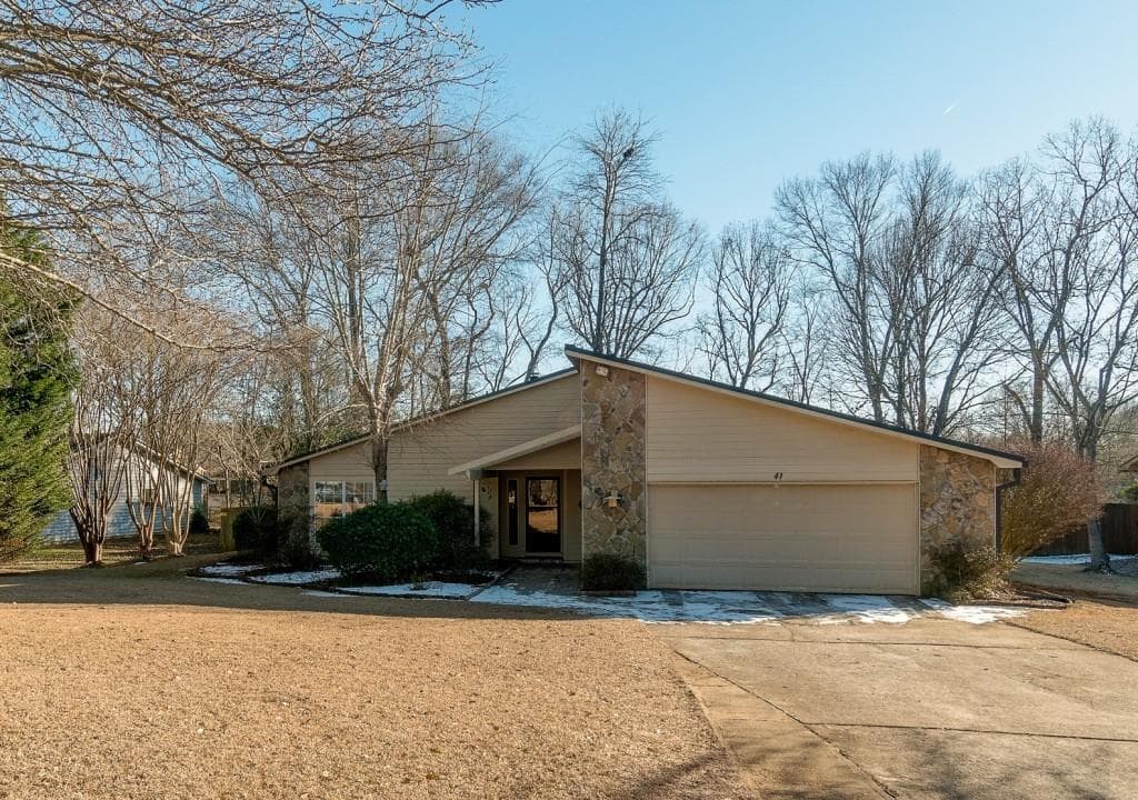 4 bedroom, 2,154 sq ft single family residence sold at 41 Parkcreek Court, Roswell, GA 30076
