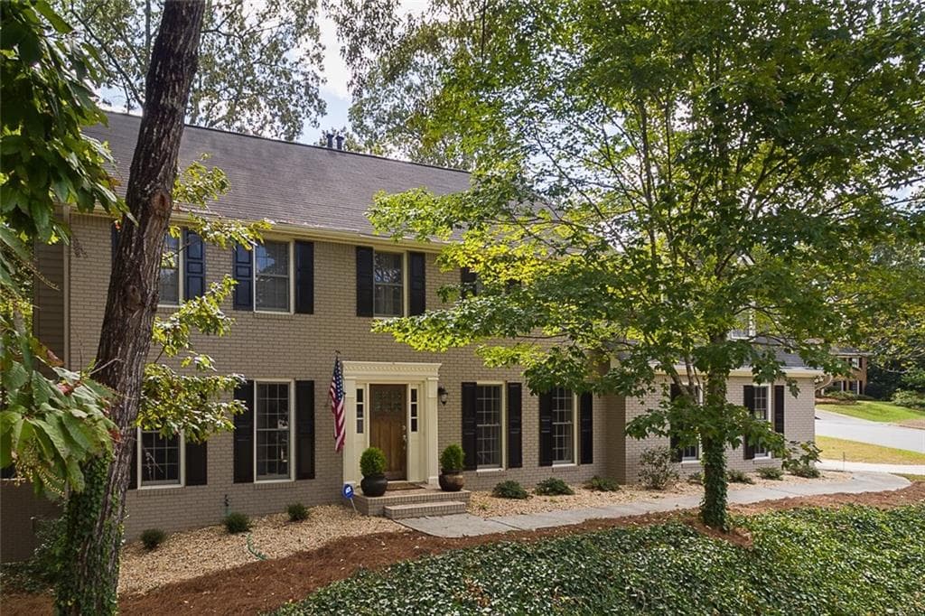 4 bedroom, 2,750 sq ft single family residence sold at 400 Bellflower Court, Roswell, GA 30076