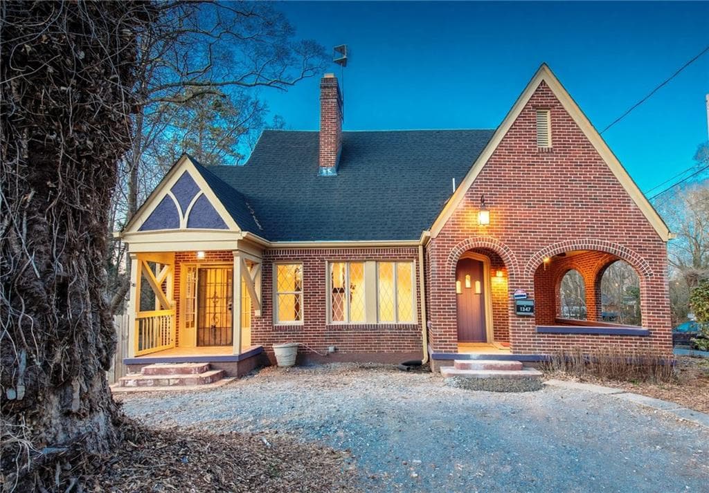 6 bedroom, 2,858 sq ft single family residence sold at 1347 Beecher Street, Atlanta, GA 30310