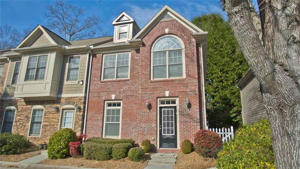3 bedroom, 1,596 sq ft townhouse sold at 1210 Harris Commons Place, Roswell, GA 30076