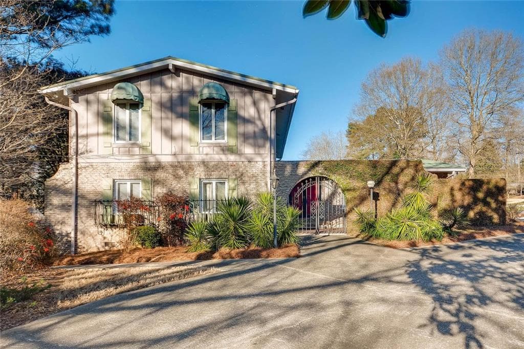 4 bedroom, 3,156 sq ft single family residence sold at 2620 Briarlake Road, Atlanta, GA 30345