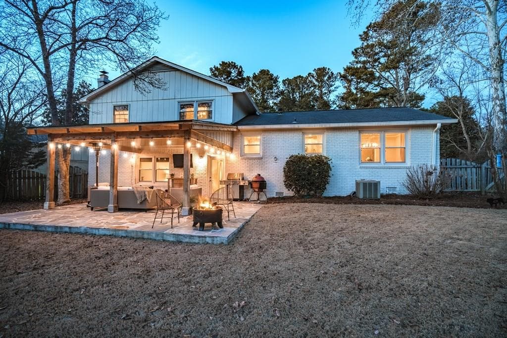 4 bedroom, 1,803 sq ft single family residence sold at 190 Thompson Place, Roswell, GA 30075