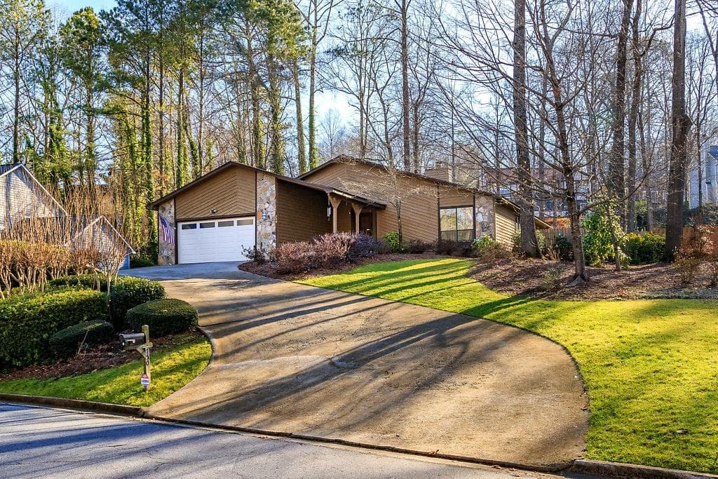 750 Lake Forest Pass, Roswell, GA 30076 — most recent listing photo