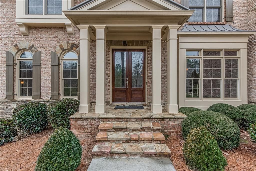 5 bedroom, 6,088 sq ft single family residence sold at 355 Plantation Way, Roswell, GA 30075