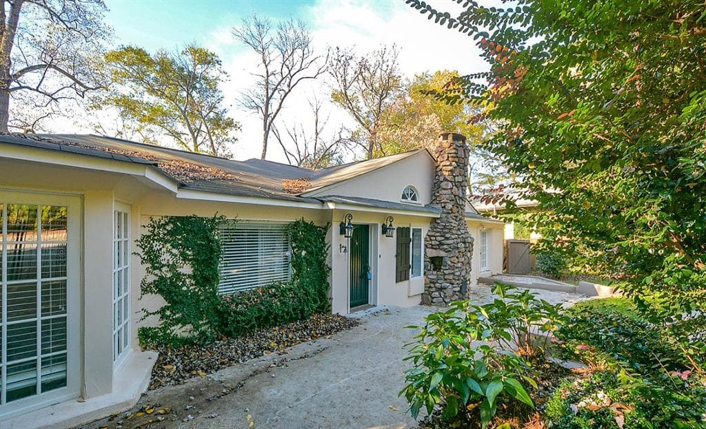 3 bedroom, 2,265 sq ft single family residence sold at 2440 Howell Mill Road, Atlanta, GA 30318