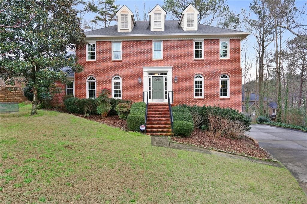 4 bedroom, 2,724 sq ft single family residence sold at 800 Redlion Run, Alpharetta, GA 30022