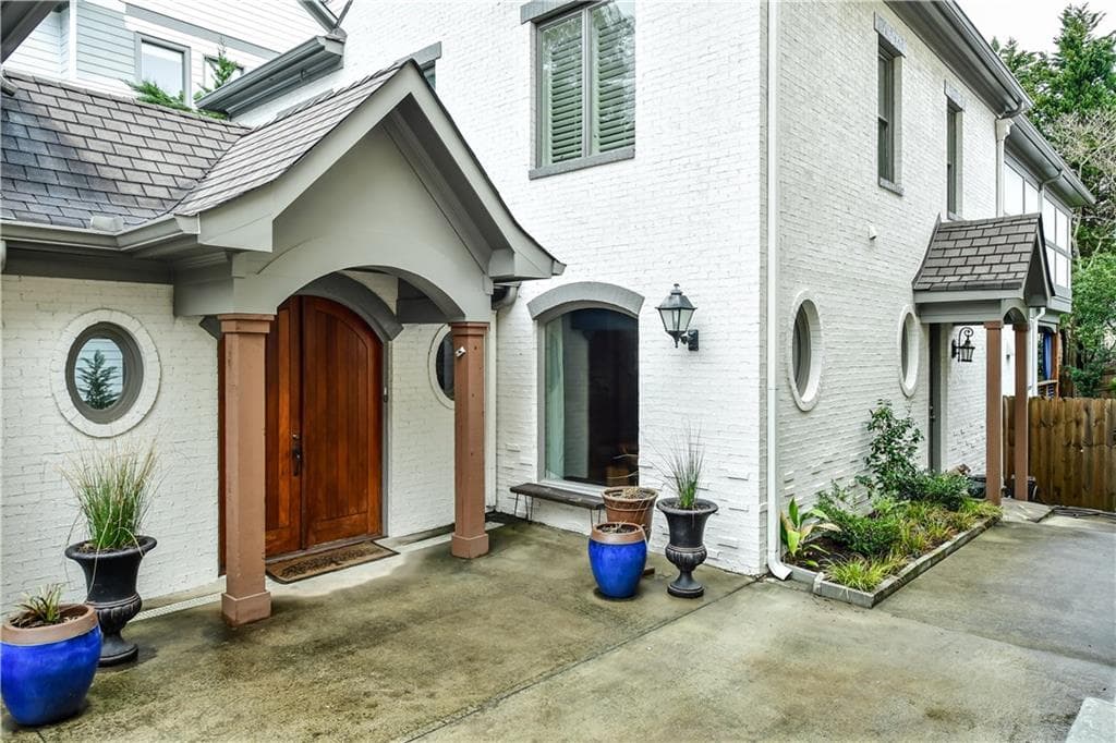 4 bedroom, 3,886 sq ft single family residence sold at 37 Honour Circle, Atlanta, GA 30305