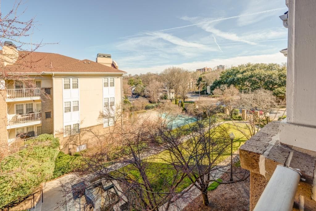 1 bedroom, 881 sq ft condominium sold at 220 Renaissance Parkway 1302, Atlanta, GA 30308