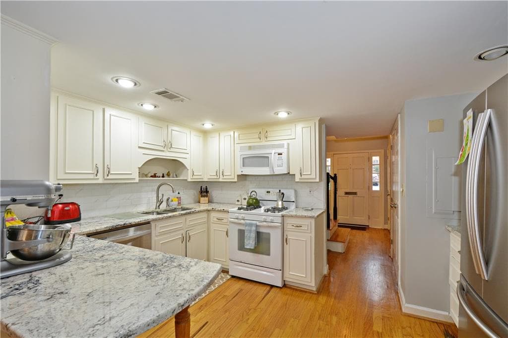 3 bedroom, 1,998 sq ft townhouse sold at 4101 Dunwoody Club Drive 13, Atlanta, GA 30350