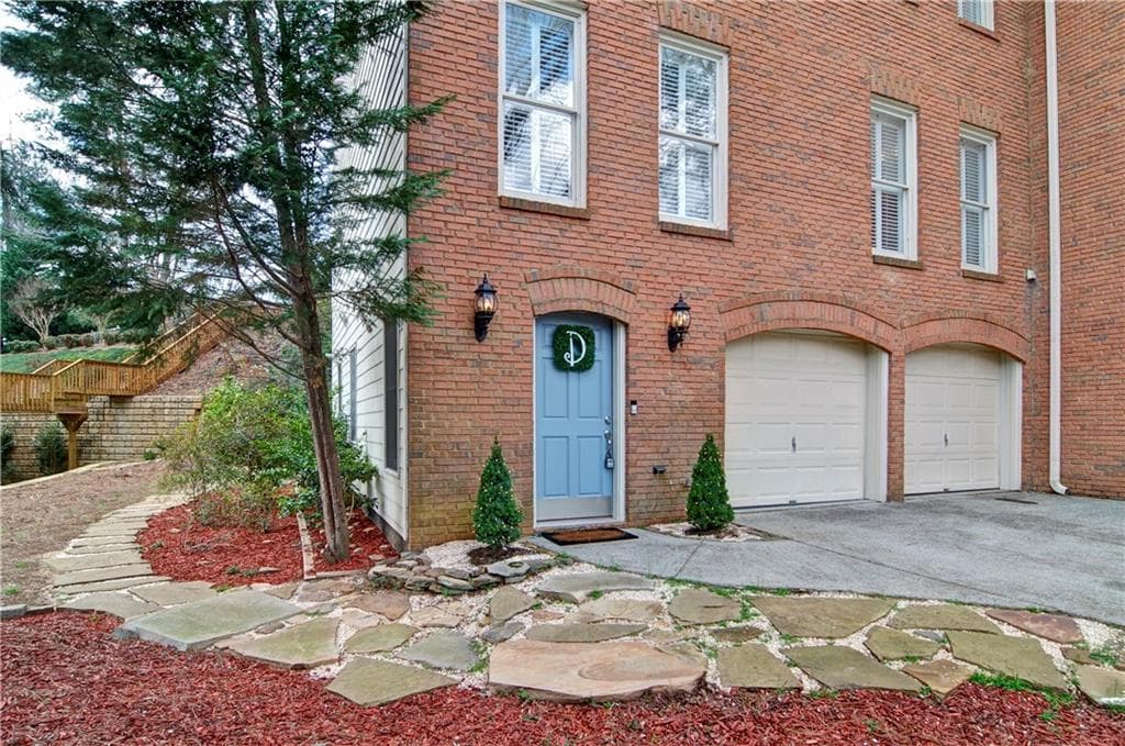 310 Francyne Court, Sandy Springs, GA 30328 — most recent listing photo