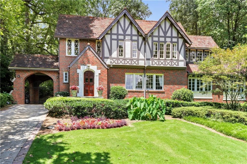 4 bedroom, 4,555 sq ft single family residence sold at 521 Peachtree Battle Avenue, Atlanta, GA 30305