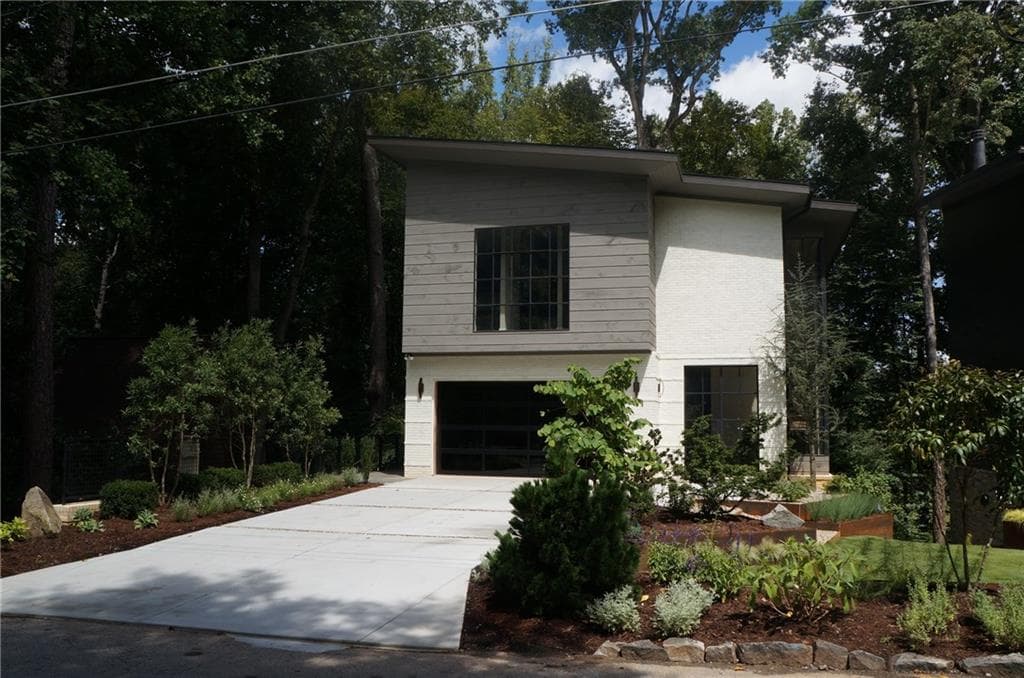 3 bedroom, 3,200 sq ft single family residence sold at 571 Overbrook Drive, Atlanta, GA 30318