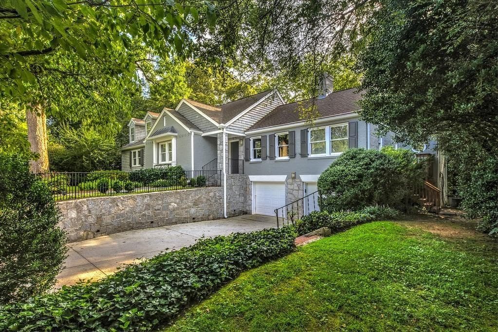 4 bedroom, 3,924 sq ft single family residence sold at 2674 Brookwood Drive, Atlanta, GA 30305