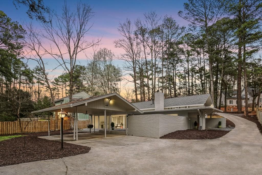 3 bedroom, 1,820 sq ft single family residence sold at 3252 W Roxboro Road, Atlanta, GA 30324