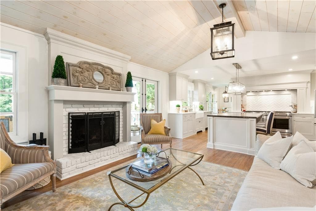 4 bedroom, 2,800 sq ft single family residence sold at 1566 Peachtree Battle Avenue, Atlanta, GA 30327