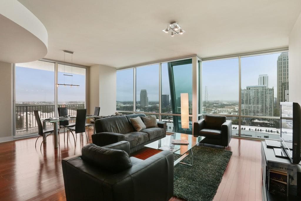 2 bedroom, 1,815 sq ft condominium sold at 20 10th Street 1604, Atlanta, GA 30309