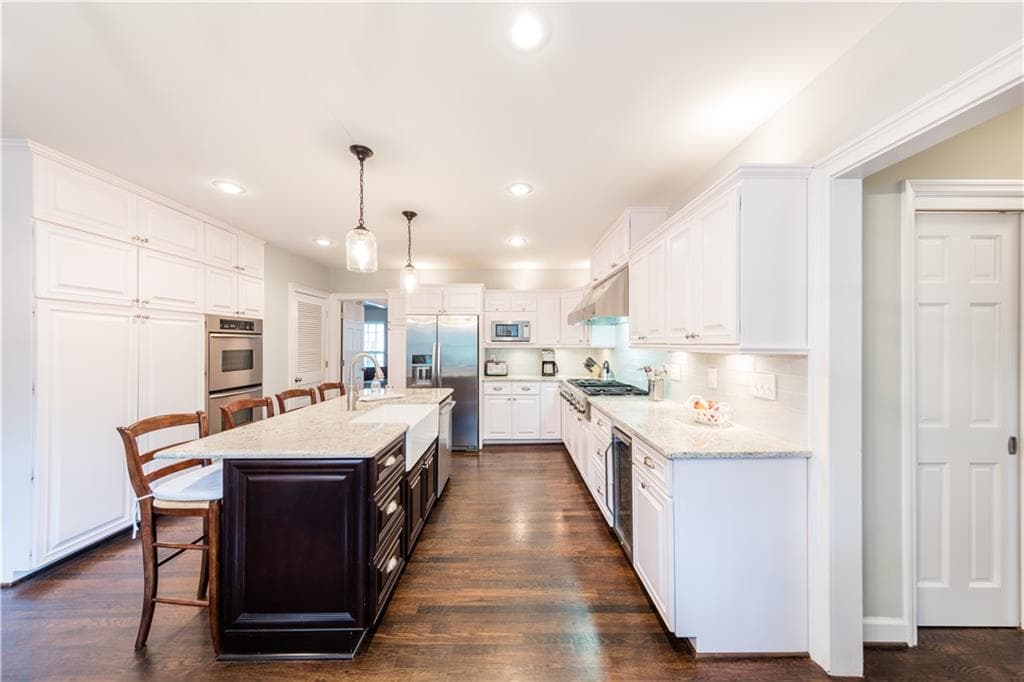 5 bedroom, 4,554 sq ft single family residence sold at 4670 Paran Valley, Atlanta, GA 30327
