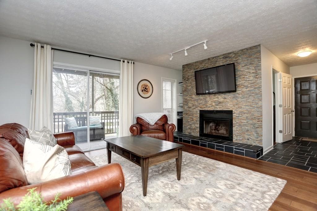 2 bedroom, 1,286 sq ft condominium sold at 2901 Lenox Road 610, Atlanta, GA 30324