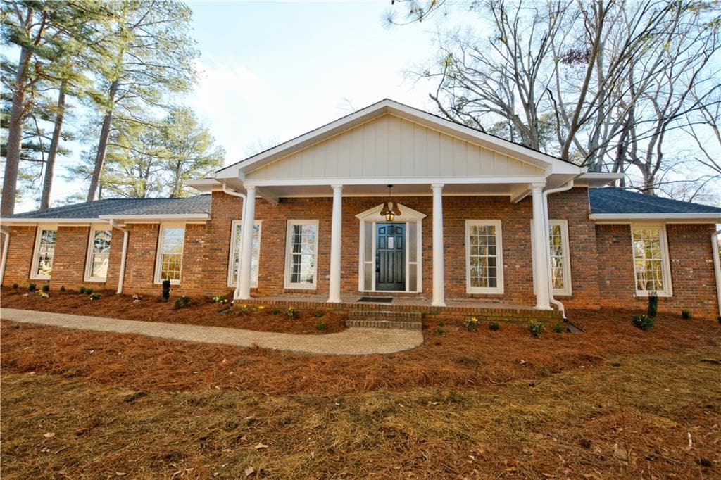 5 bedroom, 4,978 sq ft single family residence sold at 304 W Lakeshore Drive, Carrollton, GA 30117