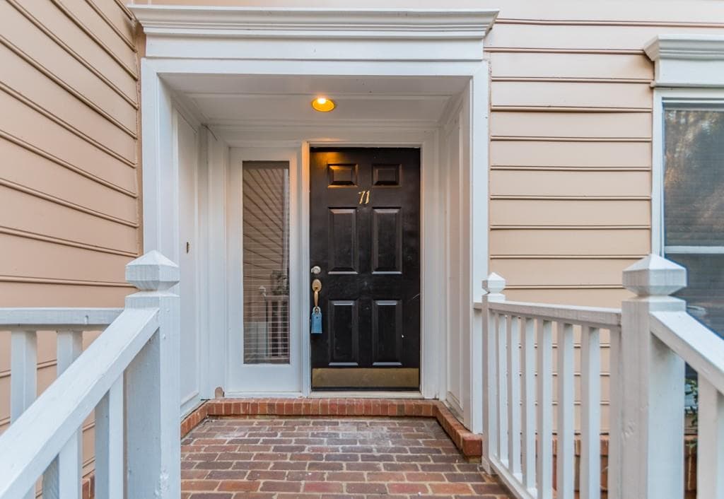 2 bedroom, 1,477 sq ft townhouse sold at 7500 Roswell Road 71, Sandy Springs, GA 30350