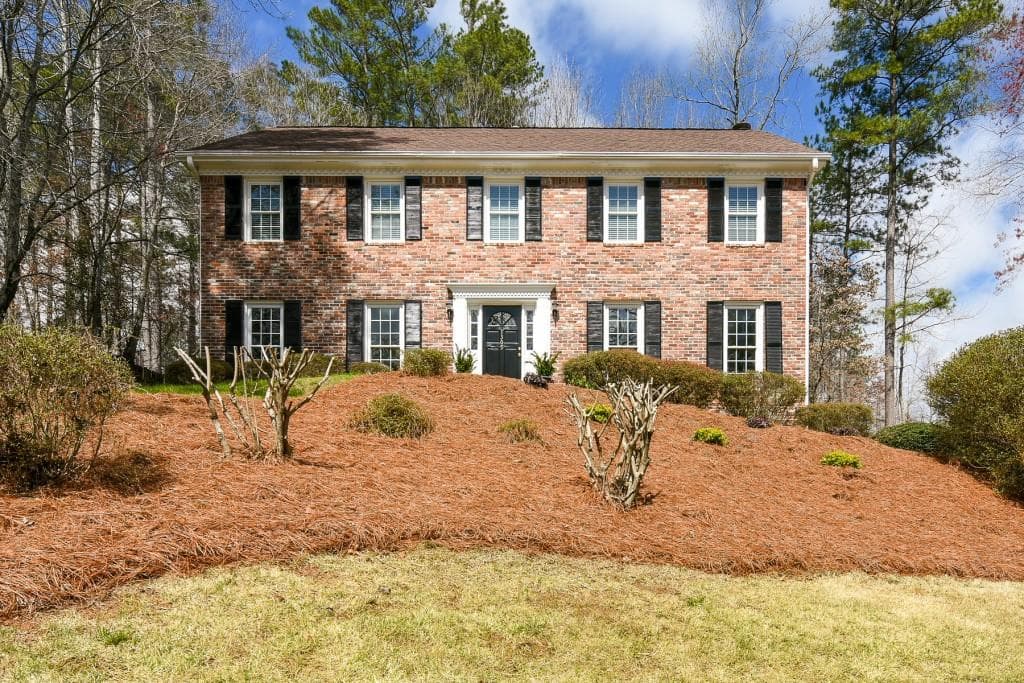4 bedroom, 3,038 sq ft single family residence sold at 1305 Willeo Creek Drive, Roswell, GA 30075