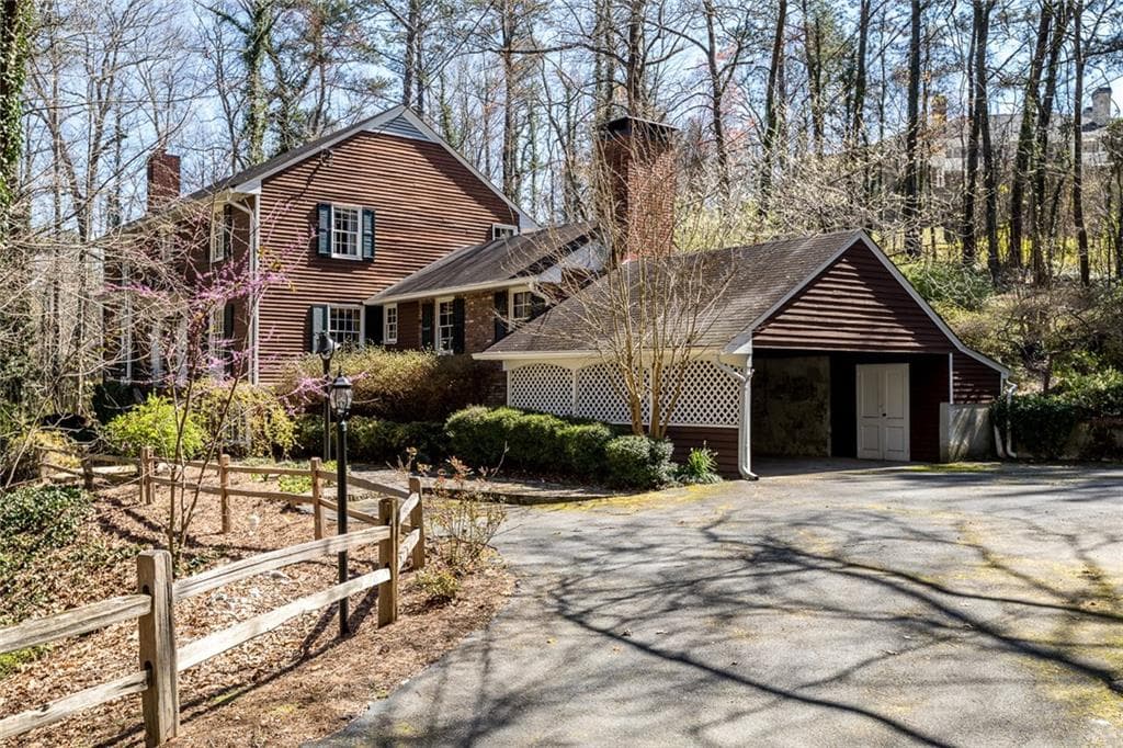 6 bedroom, 3,415 sq ft single family residence sold at 4825 Woodvale Drive, Atlanta, GA 30327