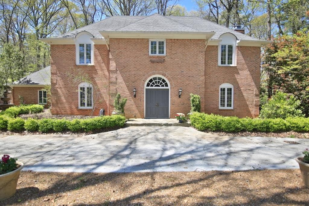 4 bedroom, 5,040 sq ft single family residence sold at 300 Skyridge Drive, Sandy Springs, GA 30350
