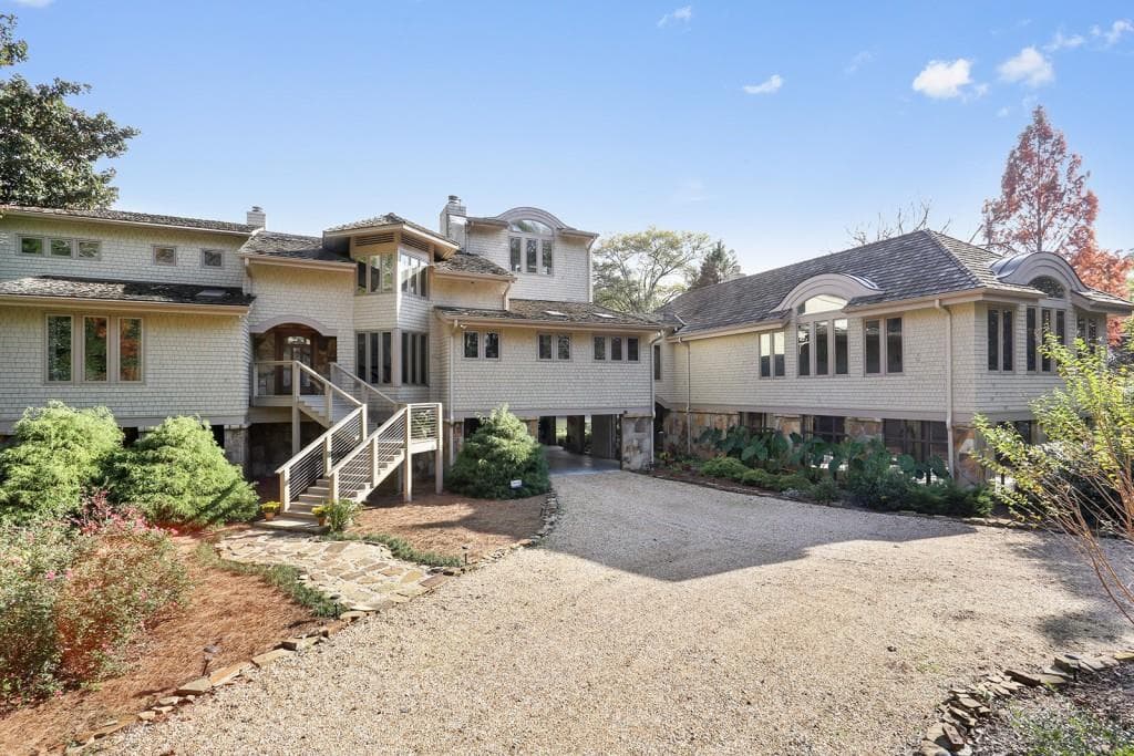 5 bedroom, 5,552 sq ft single family residence sold at 3961 Paces Ferry Drive, Atlanta, GA 30339