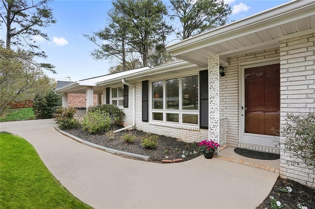 3 bedroom, 1,592 sq ft single family residence sold at 1055 Tuxedo Court, Roswell, GA 30075