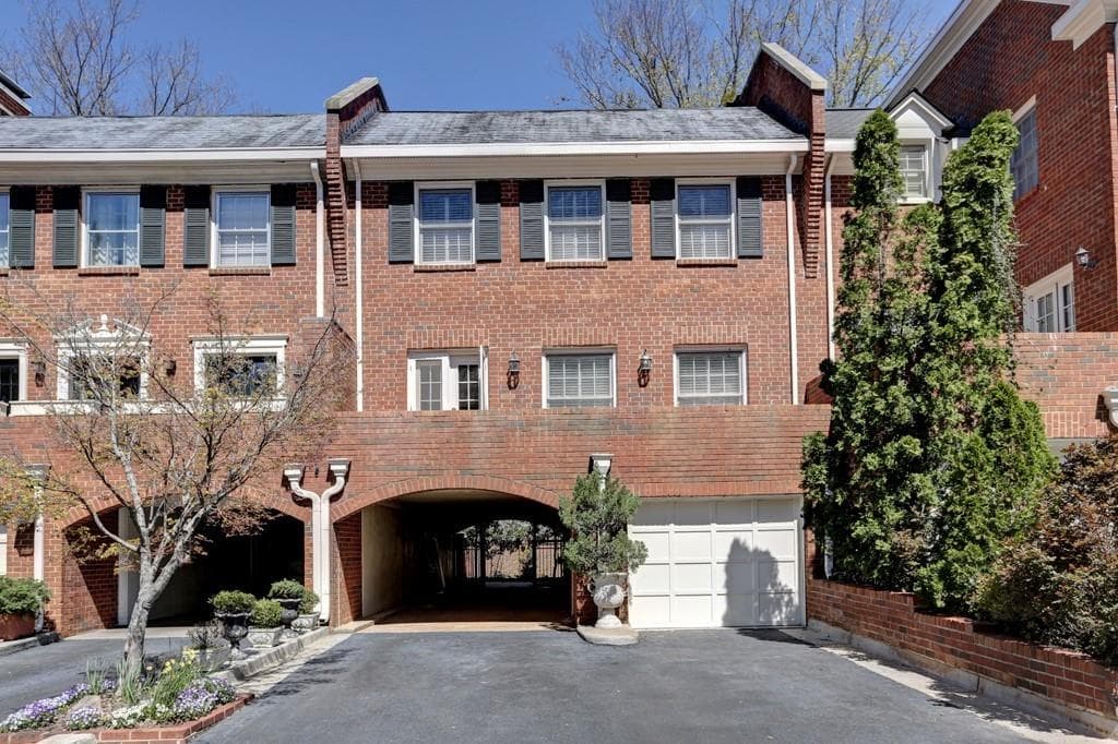 3 bedroom, 2,100 sq ft townhouse sold at 422 Jefferson Circle, Atlanta, GA 30328