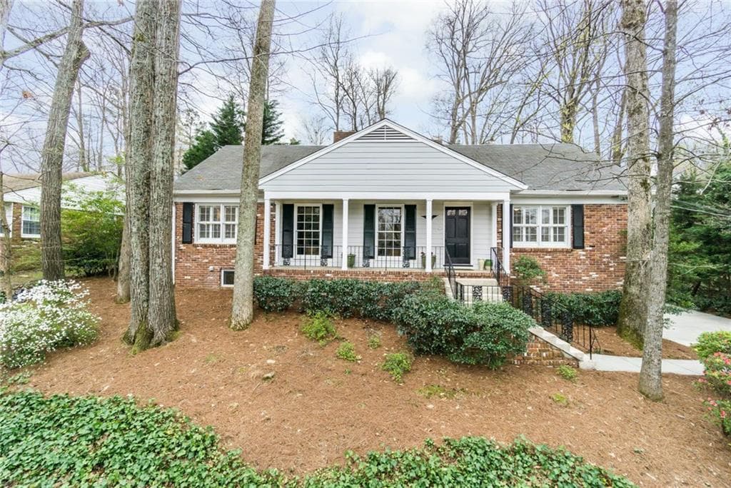 4 bedroom, 2,734 sq ft single family residence sold at 915 Starlight Drive, Sandy Springs, GA 30342