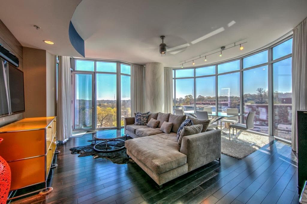 2 bedroom, 1,820 sq ft condominium sold at 222 12th Street 806, Atlanta, GA 30309