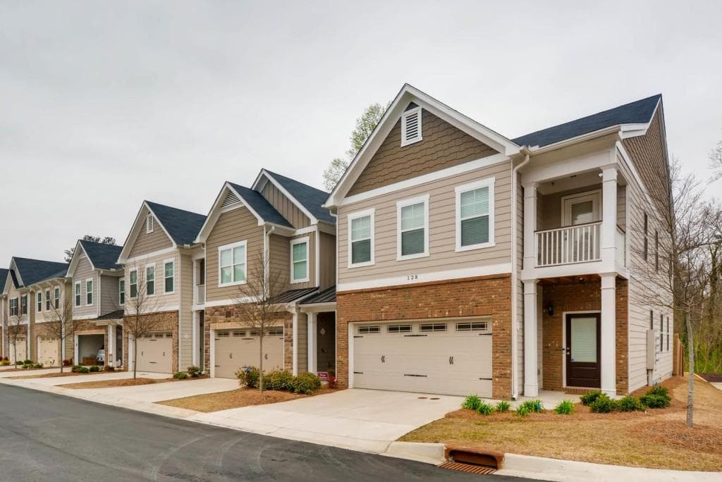 3 bedroom, 2,117 sq ft townhouse sold at 128 Davina Drive, Smyrna, GA 30082