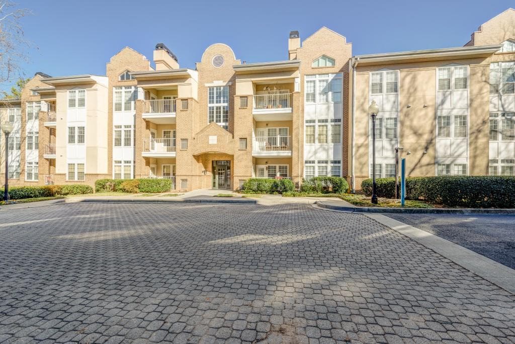 1 bedroom, 881 sq ft condominium sold at 220 Renaissance Parkway 1210, Atlanta, GA 30308