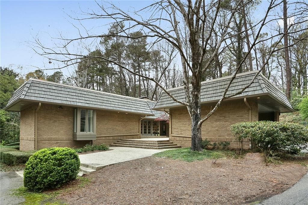 5 bedroom, 4,121 sq ft single family residence sold at 4391 Paran Place, Atlanta, GA 30327